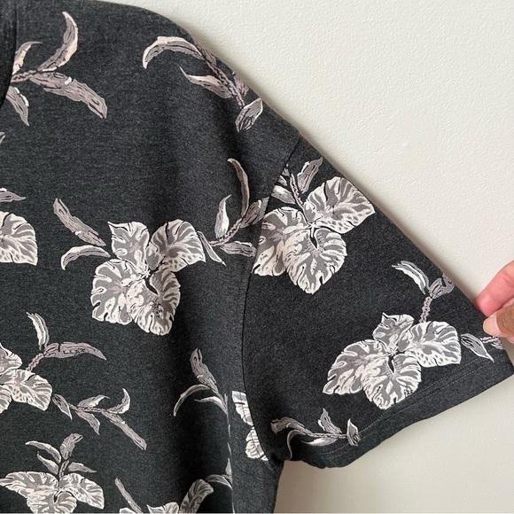 Free Planet Tropical Floral Hawaiian T-Shirt Front Pocket Crew Neck Vacation 2X - Picture 3 of 7